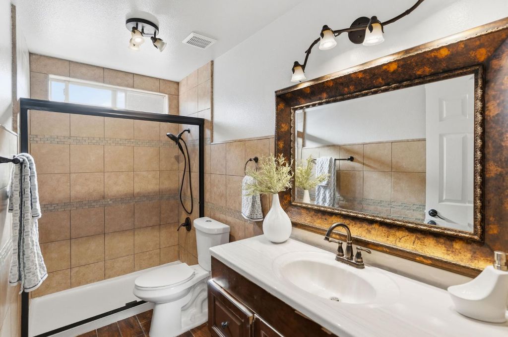 Image 11 of property listing at 4885 E Edna Avenue, Fresno, CA 93725
