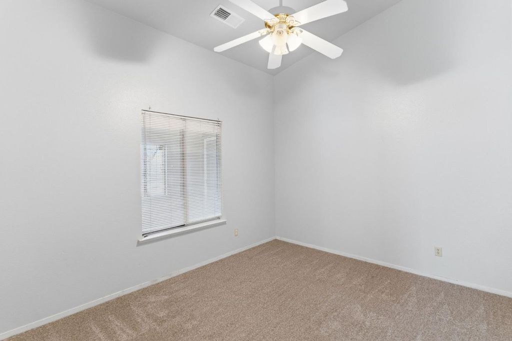 Image 12 of property listing at 4885 E Edna Avenue, Fresno, CA 93725