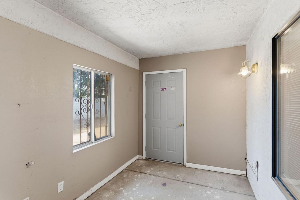 Image 16 of property listing at 4885 E Edna Avenue, Fresno, CA 93725