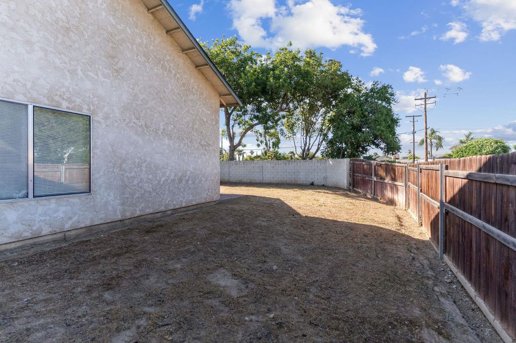 Image 17 of property listing at 4885 E Edna Avenue, Fresno, CA 93725