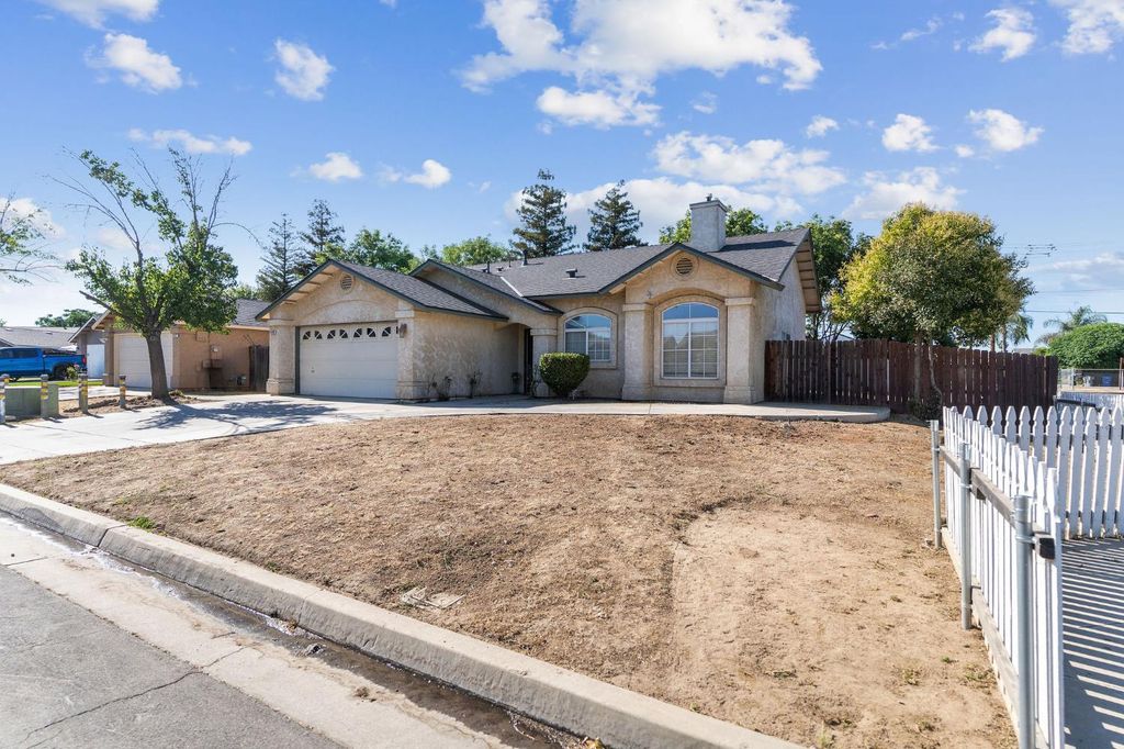 Image 2 of property listing at 4885 E Edna Avenue, Fresno, CA 93725