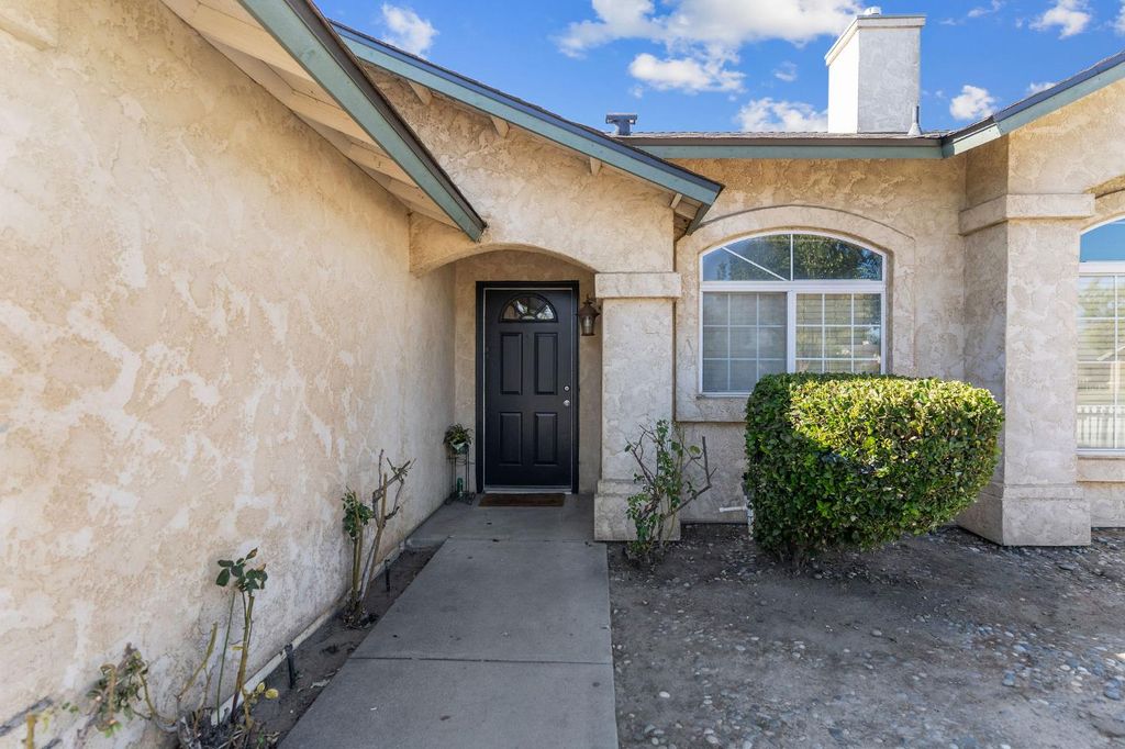 Image 3 of property listing at 4885 E Edna Avenue, Fresno, CA 93725