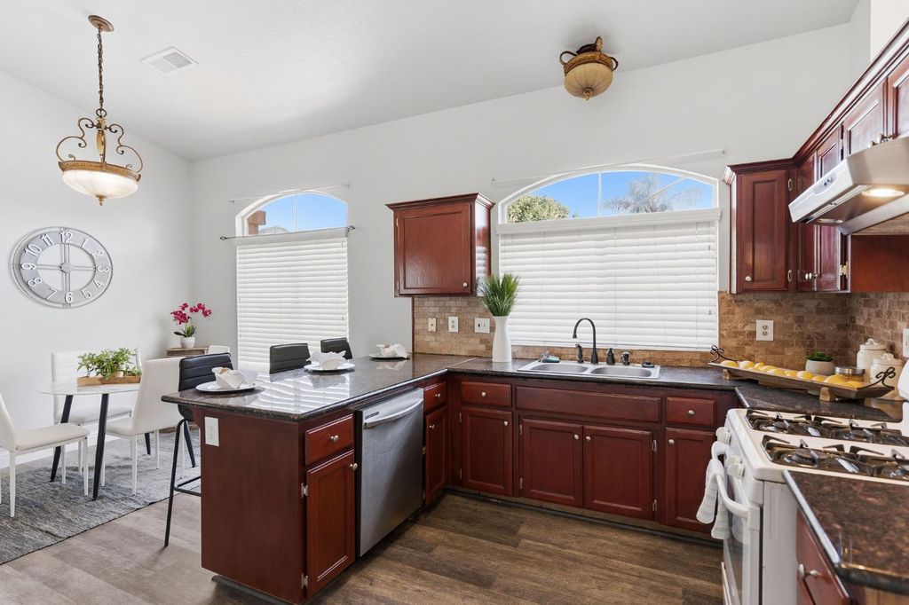 Image 5 of property listing at 4885 E Edna Avenue, Fresno, CA 93725
