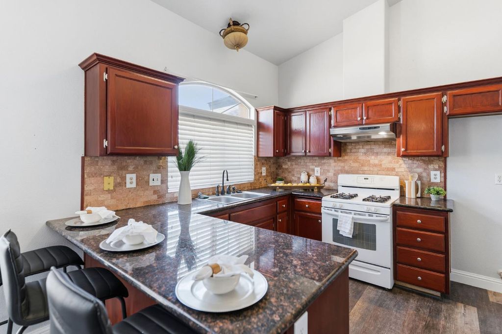 Image 6 of property listing at 4885 E Edna Avenue, Fresno, CA 93725