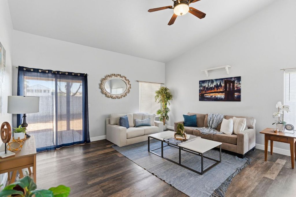 Image 9 of property listing at 4885 E Edna Avenue, Fresno, CA 93725
