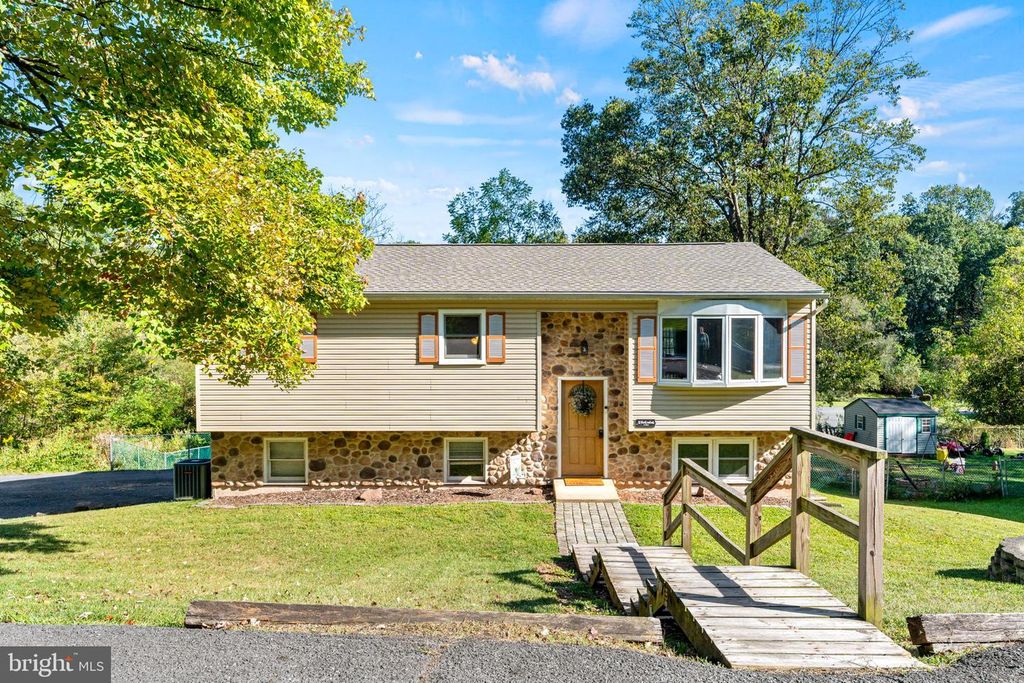 30 BLACK WALNUT DR, Etters, PA 17319