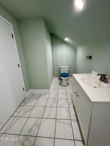 2206 North Greenwood Drive, Johnson City, TN 37604