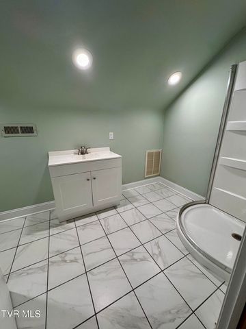 2206 North Greenwood Drive, Johnson City, TN 37604