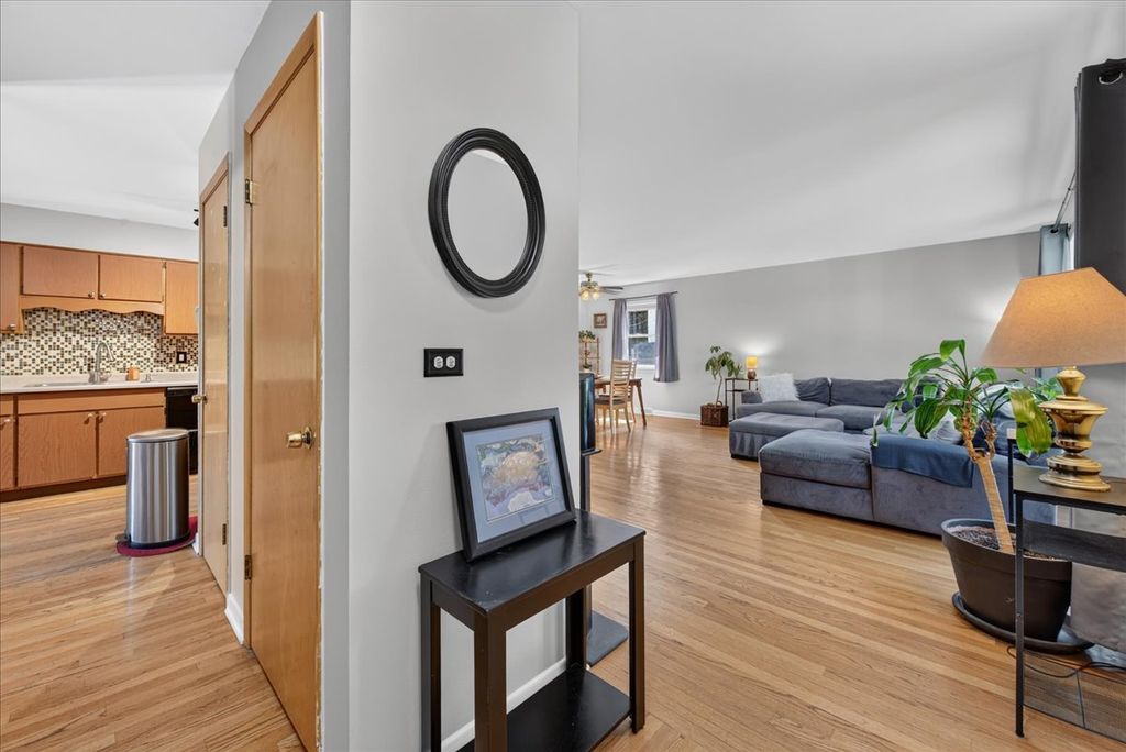 913 S Lancaster Street, Mount Prospect, IL 60056 — photo 3