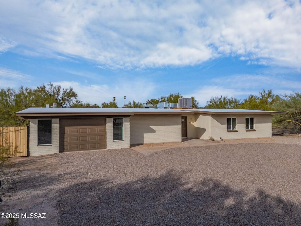 2610 W Medici Drive, Tucson, AZ 85741