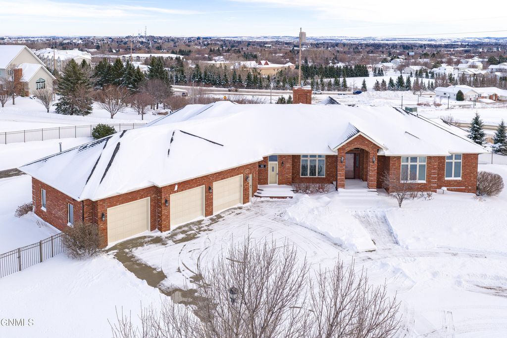 901 Corvette Circle, Bismarck, ND 58503