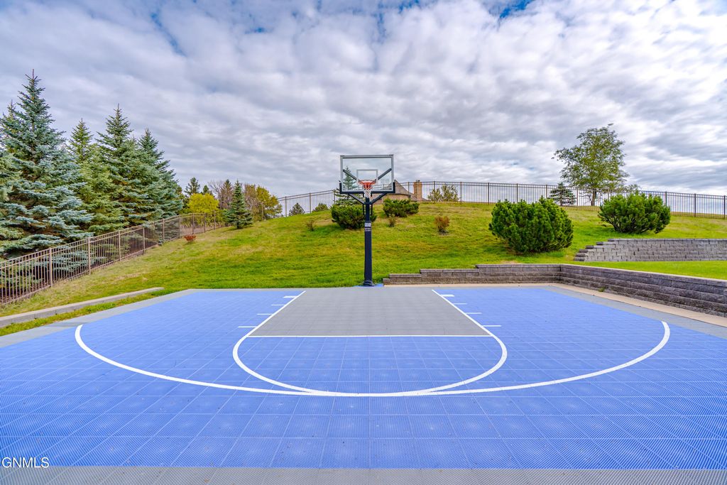 901 Corvette Circle, Bismarck, ND 58503 photo 12