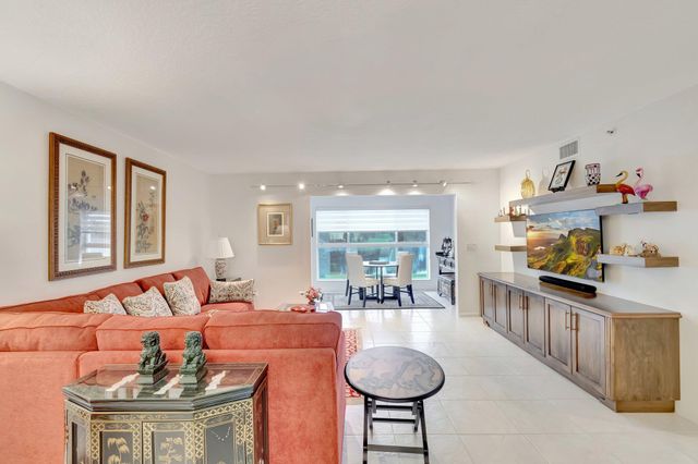 5746 CRYSTAL SHORES Drive 103, Boynton Beach, FL 33437