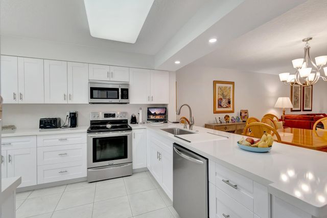 5746 CRYSTAL SHORES Drive 103, Boynton Beach, FL 33437