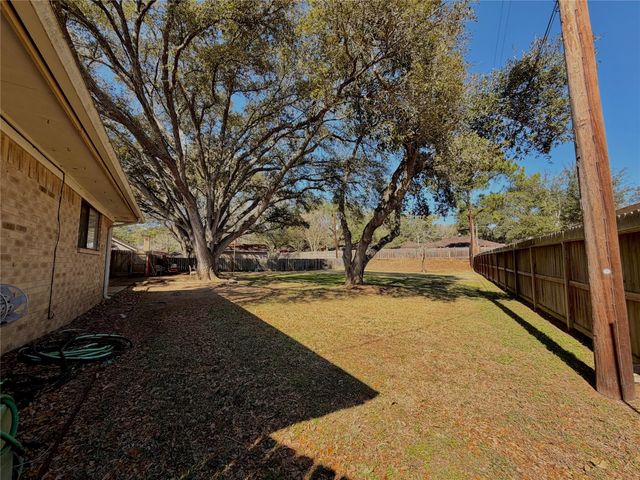 1203 Hollis DR, Brenham, TX 77833