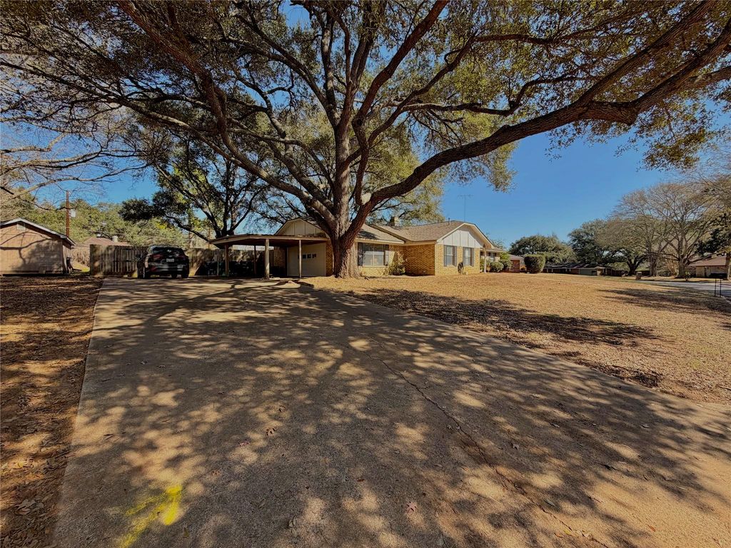 1203 Hollis DR, Brenham, TX 77833