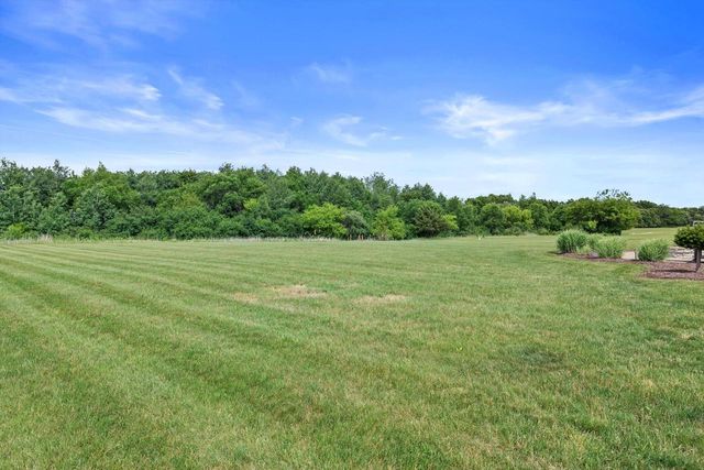 S86W34670 Knoll ROAD, Eagle, WI 53119