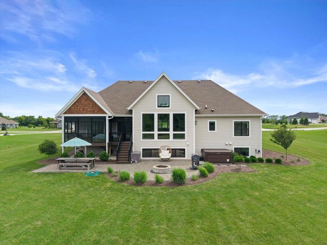 S86W34670 Knoll ROAD, Eagle, WI 53119