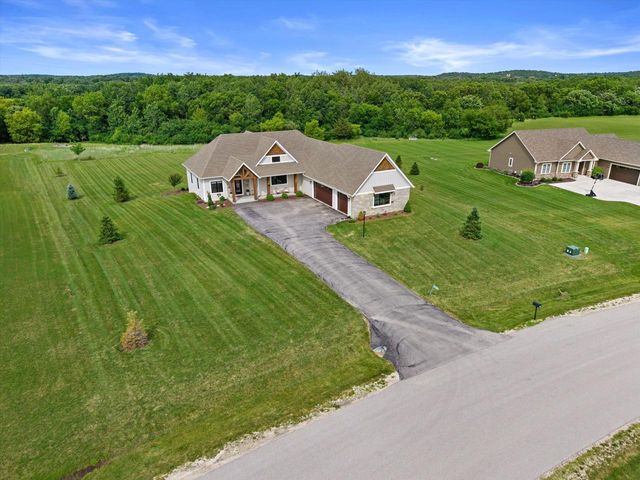 S86W34670 Knoll ROAD, Eagle, WI 53119