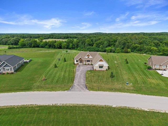 S86W34670 Knoll ROAD, Eagle, WI 53119