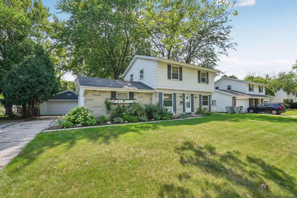 8821 W Dallas STREET, Milwaukee, WI 53224