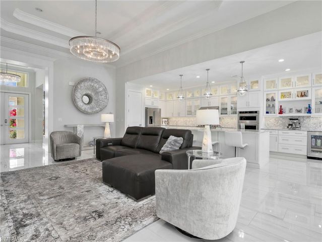 9257 Cayman DR, Naples, FL 34114