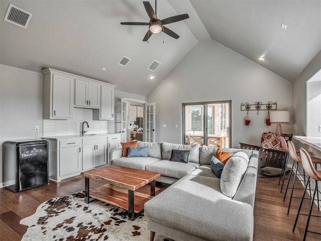 9400 S Post Road, Guthrie, OK 73044