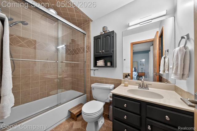 933 Gallaland Avenue, Rochester Hills, MI 48307