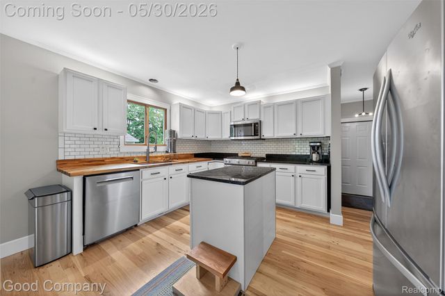 933 Gallaland Avenue, Rochester Hills, MI 48307