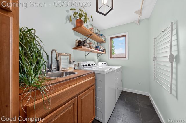933 Gallaland Avenue, Rochester Hills, MI 48307