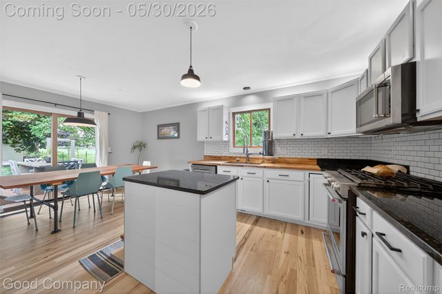 933 Gallaland Avenue, Rochester Hills, MI 48307