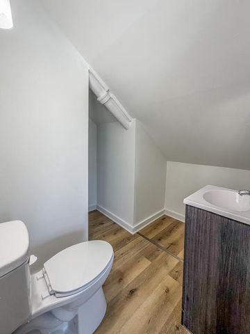 6220 W Girard AVENUE, Milwaukee, WI 53210