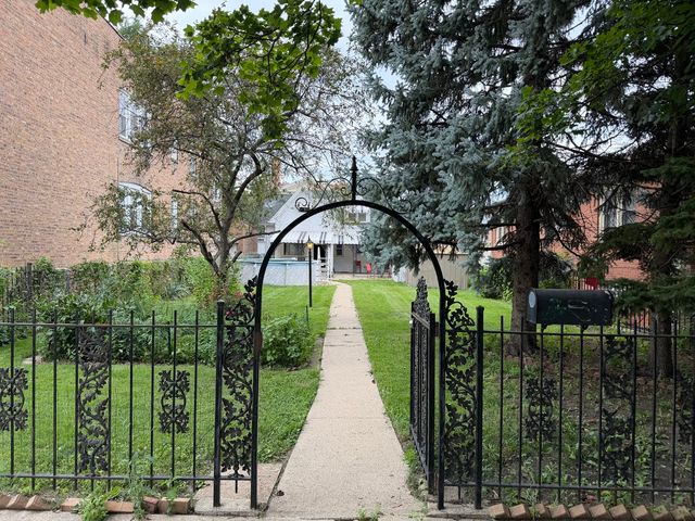 5244 W Waveland Avenue, Chicago, IL 60641