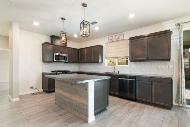 4983 Oak Moss, Fontana, CA 92336