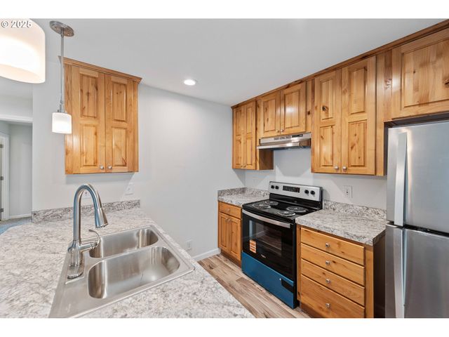 2142 EVERETT Ave, North Bend, OR 97459