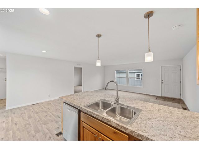 2142 EVERETT Ave, North Bend, OR 97459