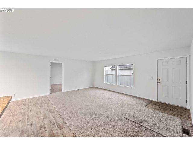 2142 EVERETT Ave, North Bend, OR 97459