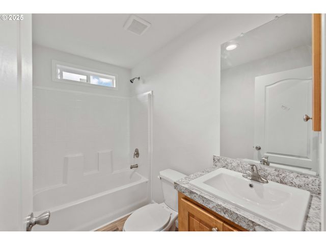 2142 EVERETT Ave, North Bend, OR 97459