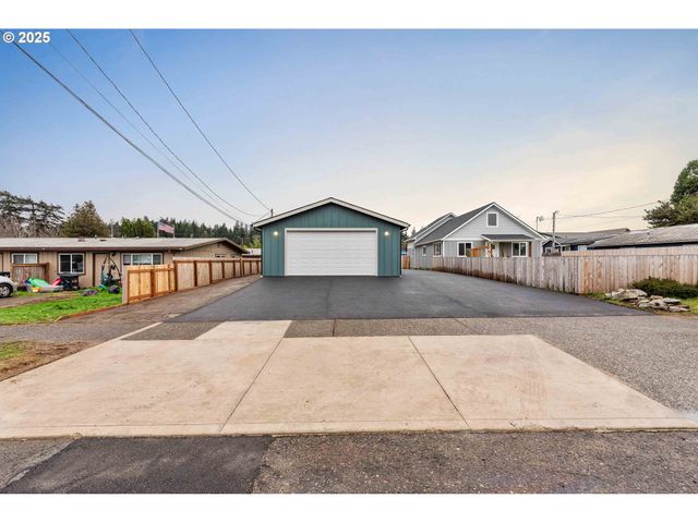 2142 EVERETT Ave, North Bend, OR 97459