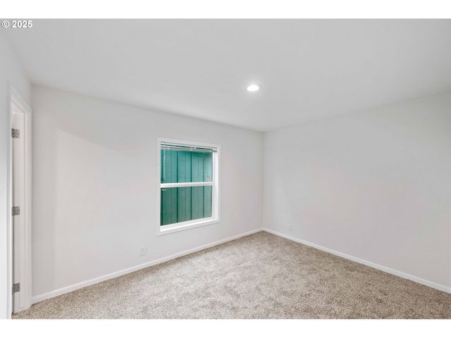 2142 EVERETT Ave, North Bend, OR 97459