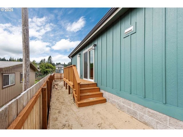 2142 EVERETT Ave, North Bend, OR 97459