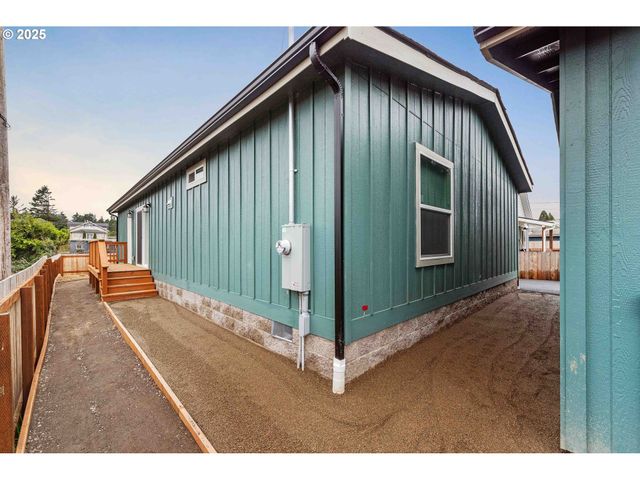 2142 EVERETT Ave, North Bend, OR 97459