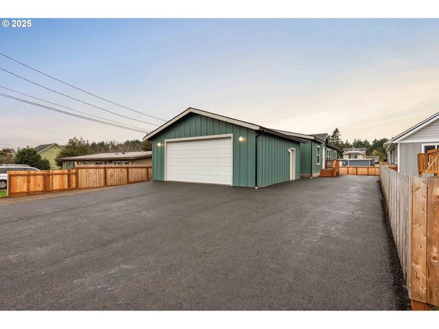 2142 EVERETT Ave, North Bend, OR 97459