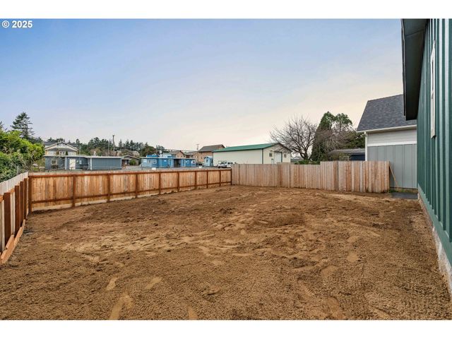 2142 EVERETT Ave, North Bend, OR 97459