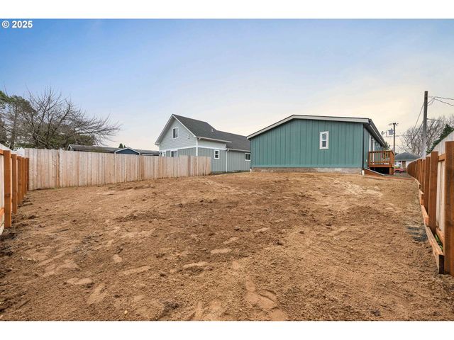 2142 EVERETT Ave, North Bend, OR 97459