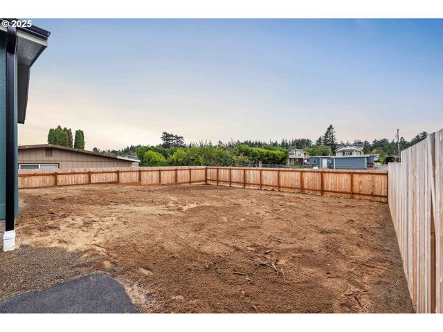 2142 EVERETT Ave, North Bend, OR 97459