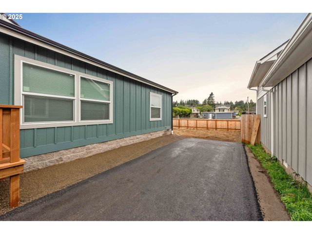 2142 EVERETT Ave, North Bend, OR 97459