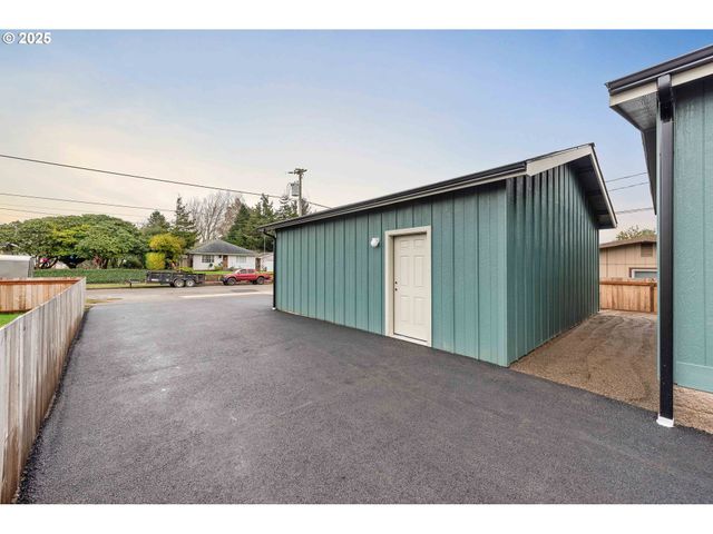2142 EVERETT Ave, North Bend, OR 97459