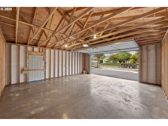 2142 EVERETT Ave, North Bend, OR 97459