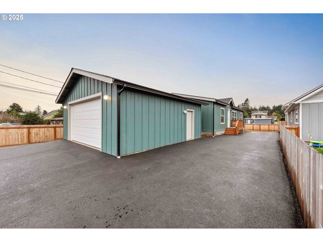 2142 EVERETT Ave, North Bend, OR 97459